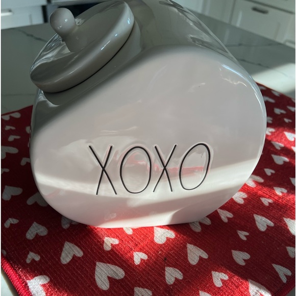 Rae Dunn XOXO cookie jar - Picture 1 of 9